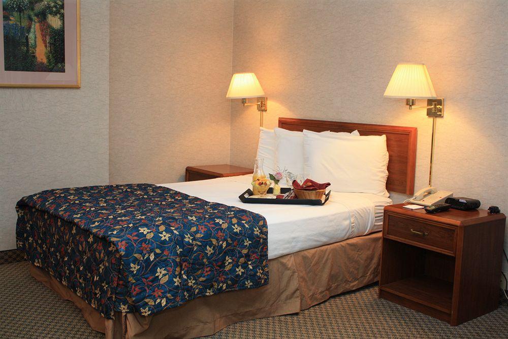 Fern Valley Hotel And Conference Center ลุยส์วิลล์ ห้อง รูปภาพ