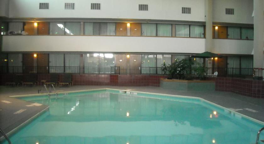 Fern Valley Hotel And Conference Center ลุยส์วิลล์ ภายนอก รูปภาพ